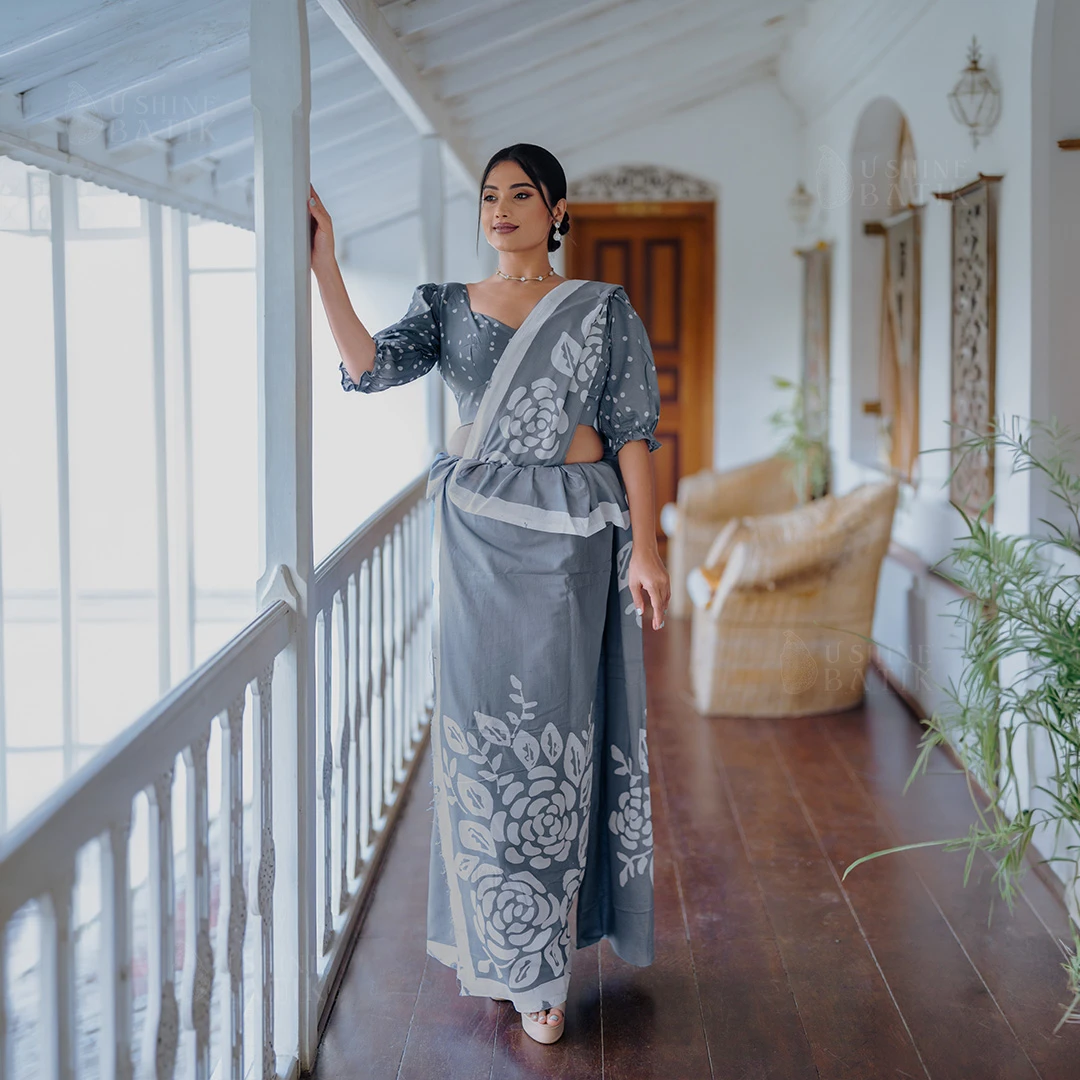 202581 - Handcrafted Batik Saree - White with Cracks